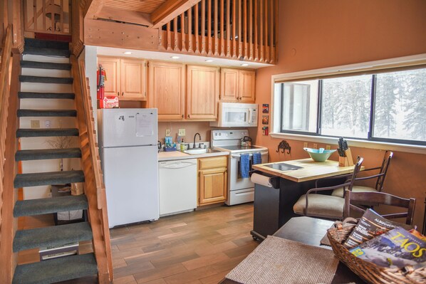 Horno, placa de cocina, lavavajillas y cafetera o tetera