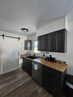 Private kitchen - 3-bedroom house in gorgeous Mentor with AC (Mentor)