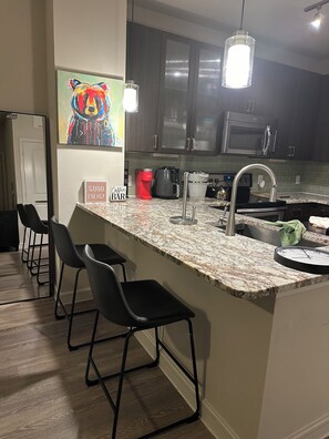 Micro-ondes, four, plaque de cuisson, lave-vaisselle