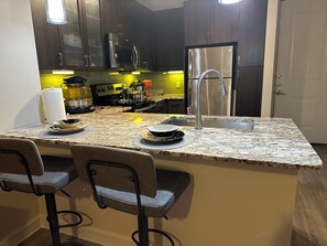 Micro-ondes, four, plaque de cuisson, lave-vaisselle