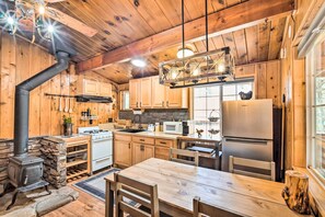 Private kitchen - Steps to trails • Fireplace • Pet & kid friendly (Big Bear)