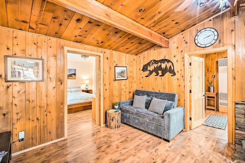 Steps to trails • Fireplace • Pet & kid friendly