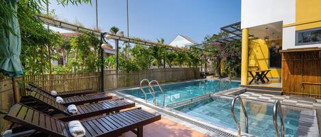 Una piscina al aire libre