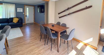 Dog-Friendly Ski Retreat • Fall Foliage, Fire Pit & 10 Min to Sunday River