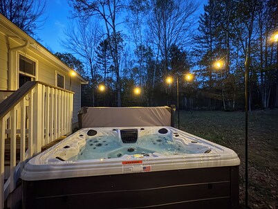 Sunday River Getaway - Dog Friendly + Hot Tub 10 Min to Sunday River & Mt Abrams