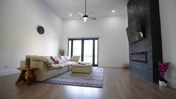Smart TV, fireplace