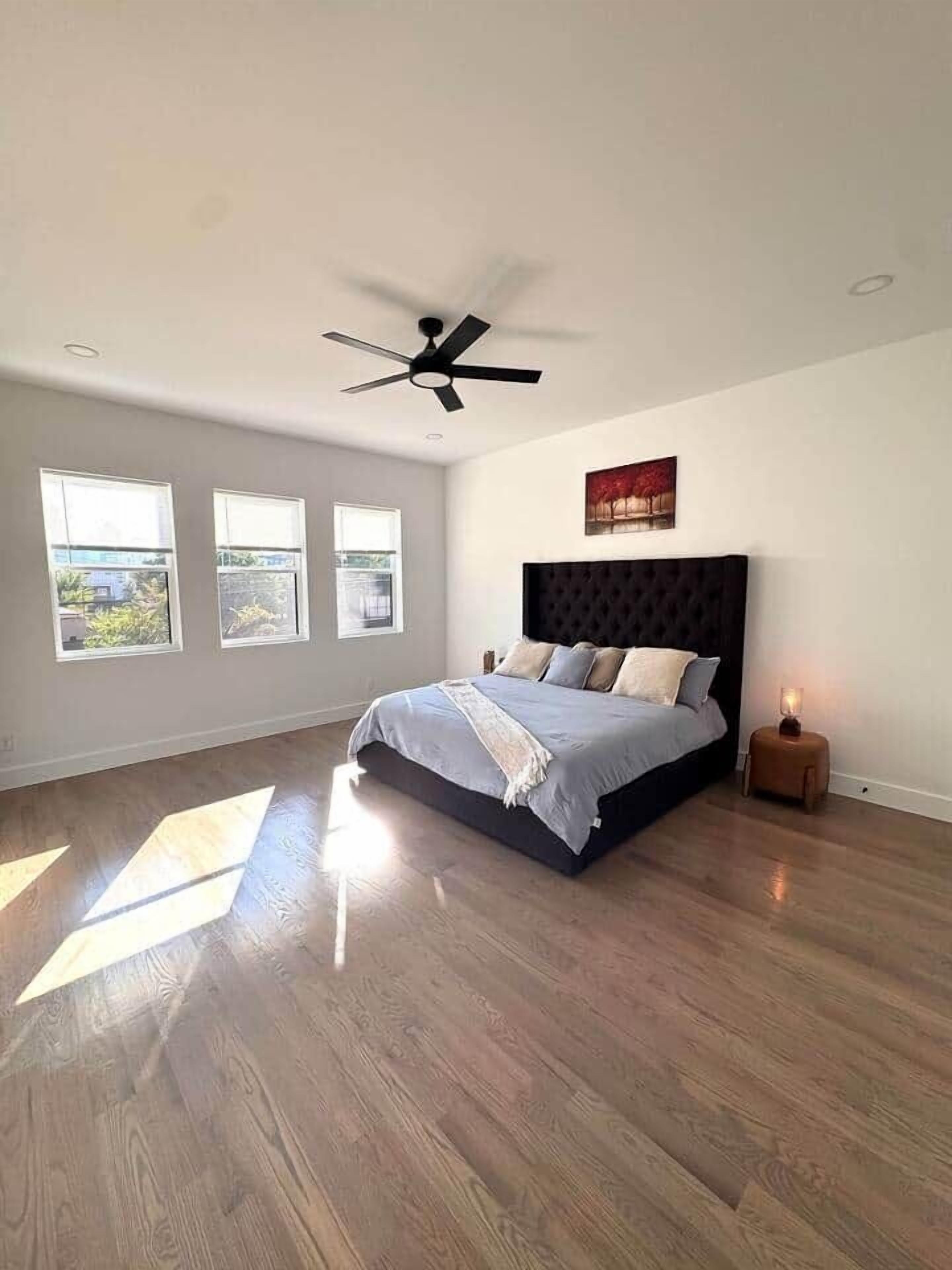 3 chambres, coffres-forts dans les chambres, fer et planche à repasser