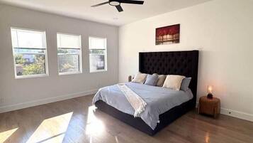 3 chambres, coffres-forts dans les chambres, fer et planche à repasser