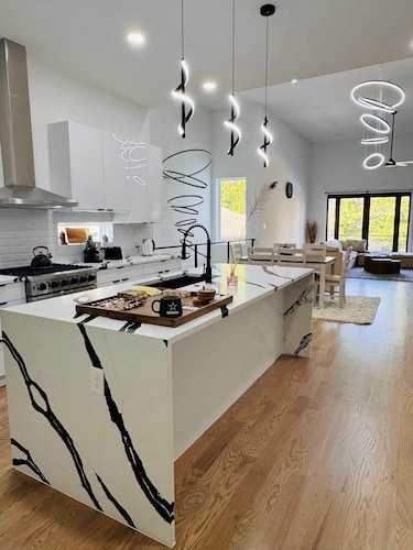 Skyline Gem Dallas - 3BR Villa with Penthouse Loft