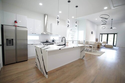 Skyline Gem Dallas - 3BR Villa with Penthouse Loft