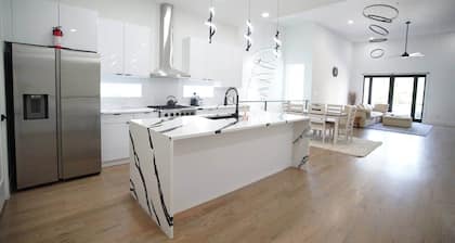 Skyline Gem Dallas - 3BR Villa with Penthouse Loft