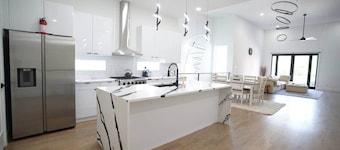 Skyline Gem Dallas - 3BR Villa with Penthouse Loft