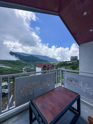 Villa, balcón, vista al jardín | Terraza o patio