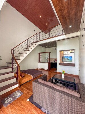 Villa, balcón, vista al jardín | Área de sala de estar