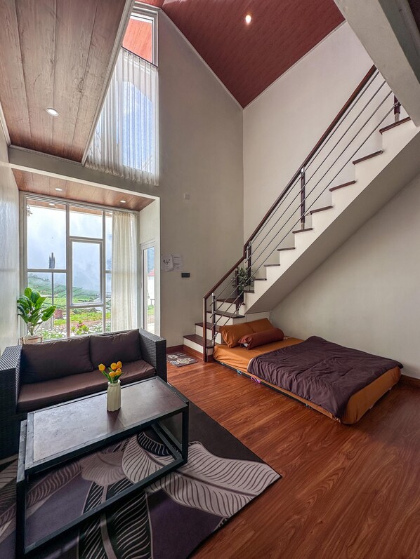 Villa, balcón, vista al jardín | Área de sala de estar