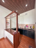 Frigobar, placa de cocina, lavavajillas, utensilios de cocina