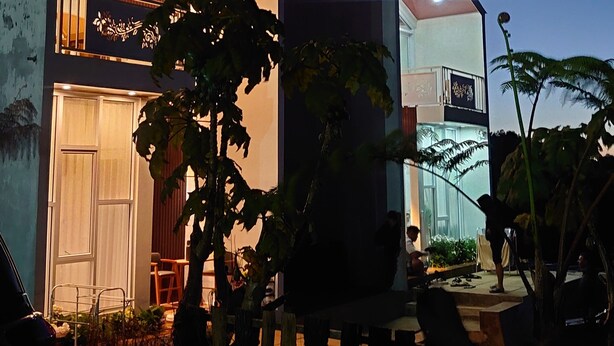 A two-story house with a balcony and a small garden area. - Skypiea dieng (Dieng Kulon)
