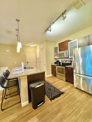 Private kitchen - Chic 1-Bedroom Apartment in Lake Nona (Orlando)