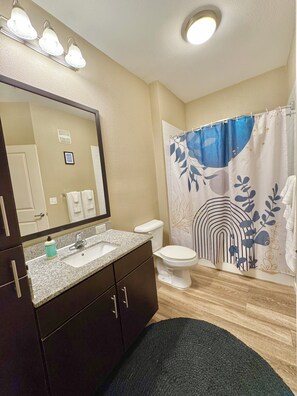 Hair dryer, towels, toilet paper - Chic 1-Bedroom Apartment in Lake Nona (Orlando)