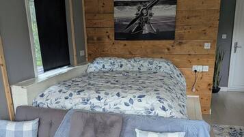 1 bedroom, bed sheets