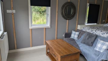 1 bedroom, bed sheets