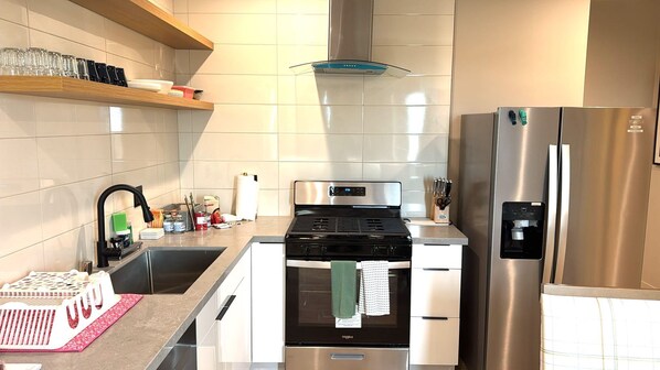 Frigorifero, microonde, forno, piano cottura