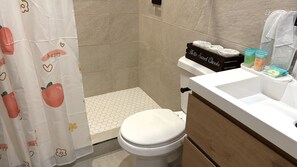 Een douche, een haardroger, handdoeken, zeep