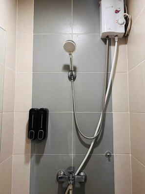 Zimmer, 1 Schlafzimmer, Poolblick | Badezimmer