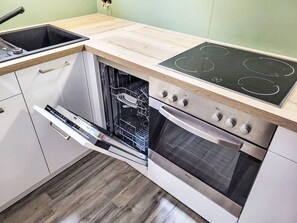 Microondas, horno y lavavajillas 