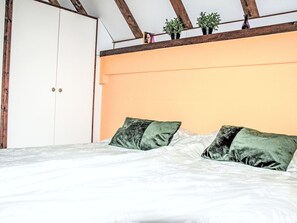 3 bedrooms, travel cot, free WiFi