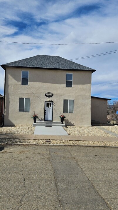 Charming studio apartment with full kitchen and washer/dryer combo in Trinidad.