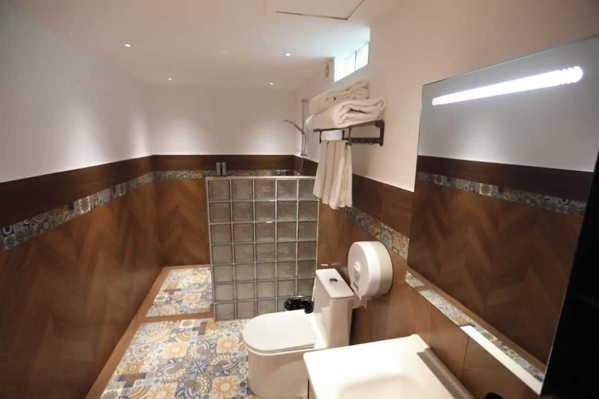 Classic Double Room, Resort View | Bathroom | Shower, towels, shampoo, toilet paper