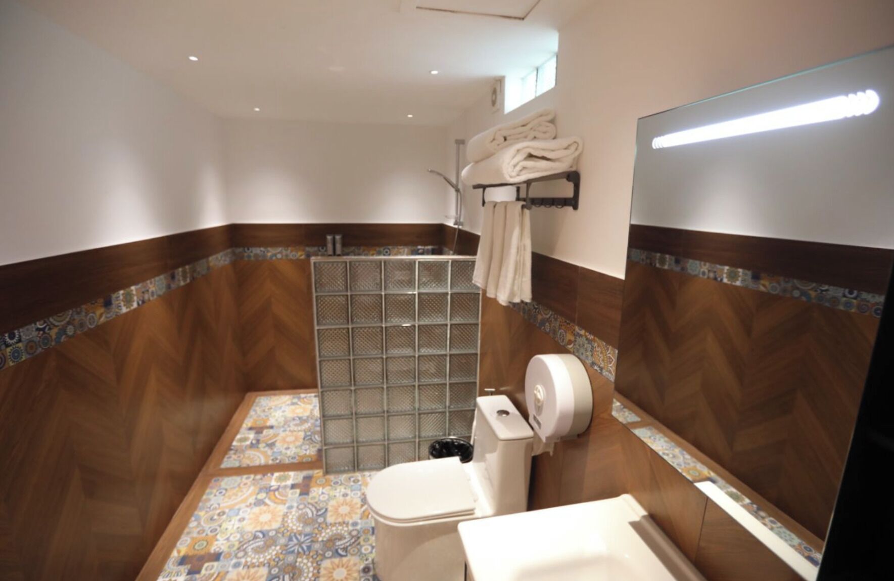 Shower, towels, shampoo, toilet paper