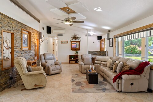 Relax in Paso Robles: Fenced Yard & Vineyard Views