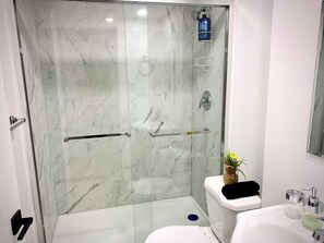 ヘアドライヤー、タオル、石鹸、トイレットペーパー