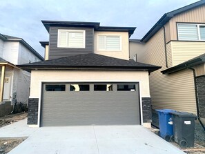 Exterior - Royal Oak - 2-bedroom (King & Queen bed), Living Area, Kitchen and Full bathroom (Winnipeg)