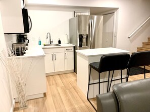 Fridge, microwave, coffee/tea maker, electric kettle - Royal Oak - 2-bedroom (King & Queen bed), Living Area, Kitchen and Full bathroom (Winnipeg)