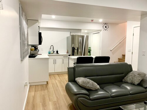 Royal Oak - 2-bedroom (King & Queen bed), Living Area, Kitchen and Full bathroom