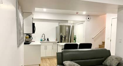 Royal Oak - 2-bedroom (King & Queen bed), Living Area, Kitchen and Full bathroom