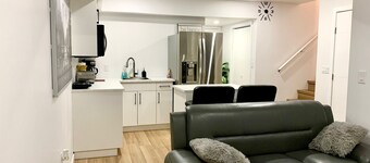 Royal Oak - 2-bedroom (King & Queen bed), Living Area, Kitchen and Full bathroom