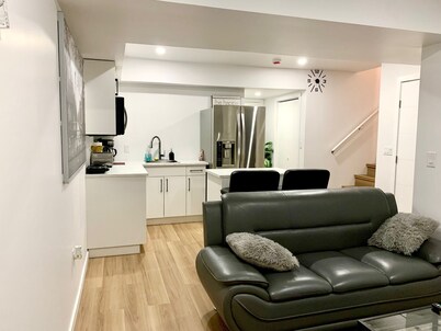 Royal Oak - 2-bedroom (King & Queen bed), Living Area, Kitchen and Full bathroom