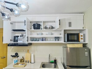 Microwave, stovetop - Charming 2-bedroom apartment in delightful Dumaguete City with AC (Dumaguete City)