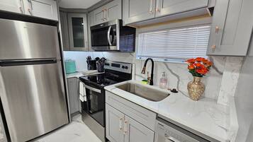 Geladeira, micro-ondas, fogão, cooktop