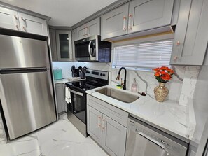 Geladeira, micro-ondas, fogão, cooktop