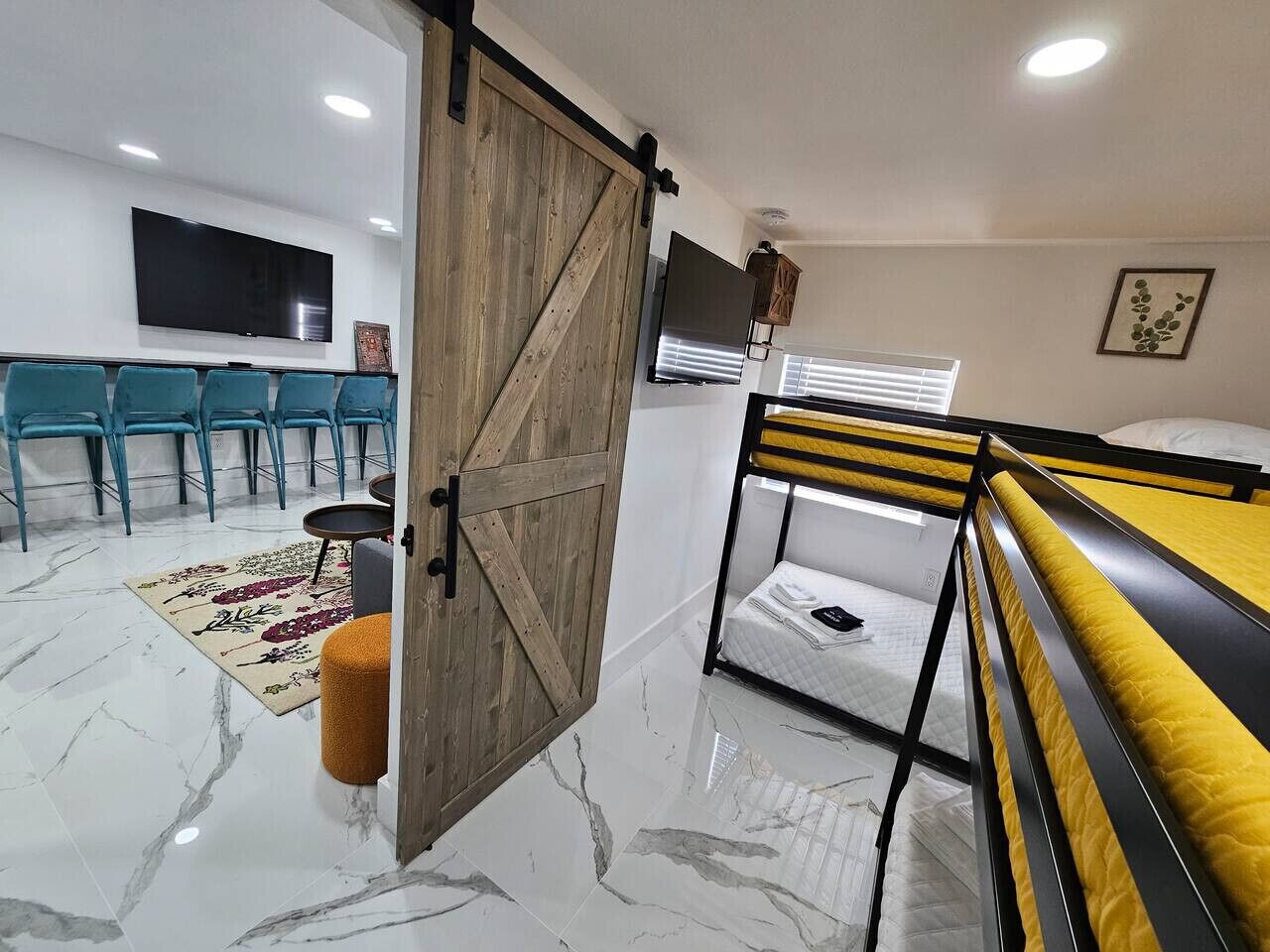 2 quartos, escrivaninha, ferros/tábuas de passar roupa, berço de viagem