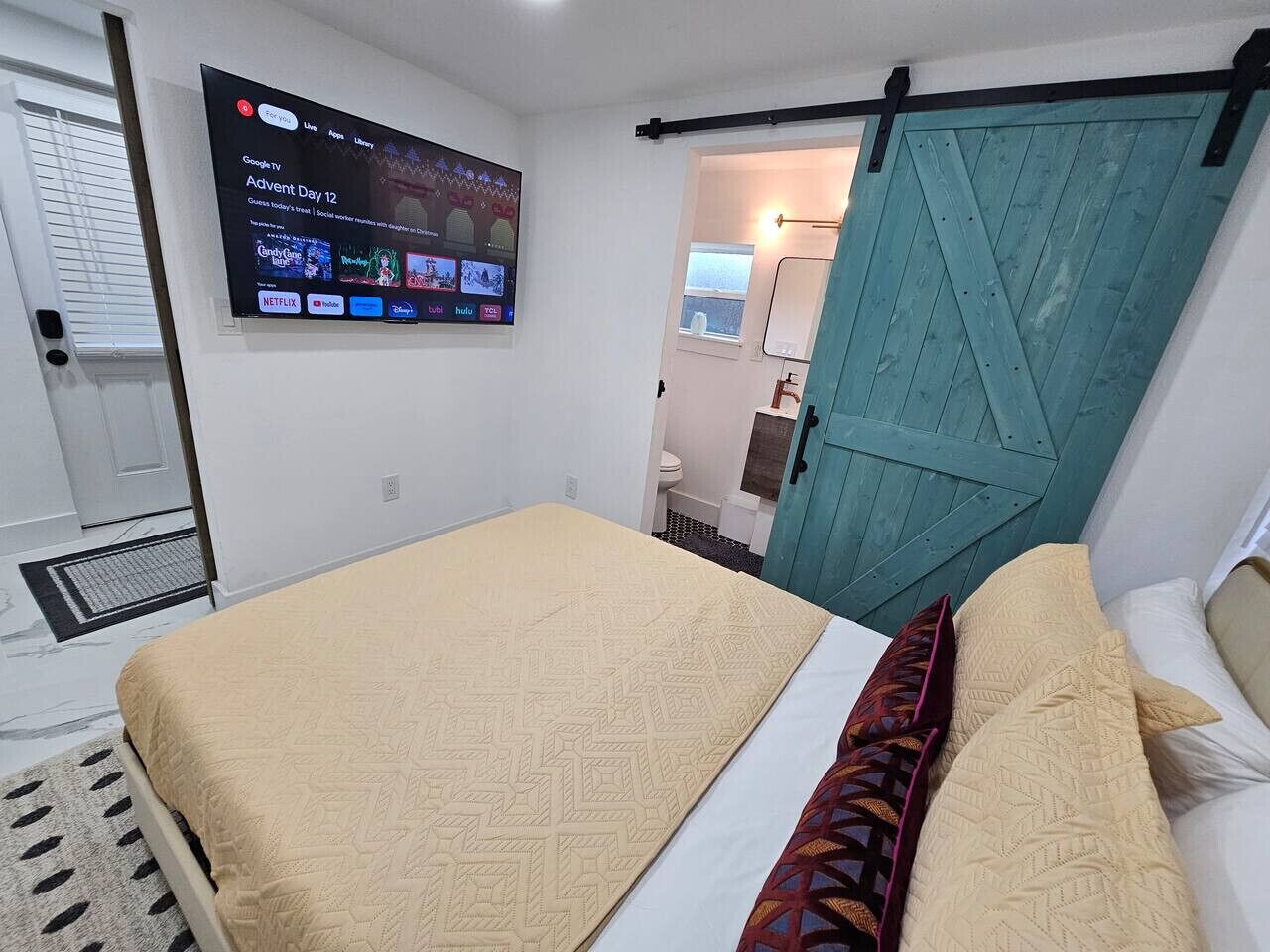 2 bedrooms, desk, iron/ironing board, travel crib