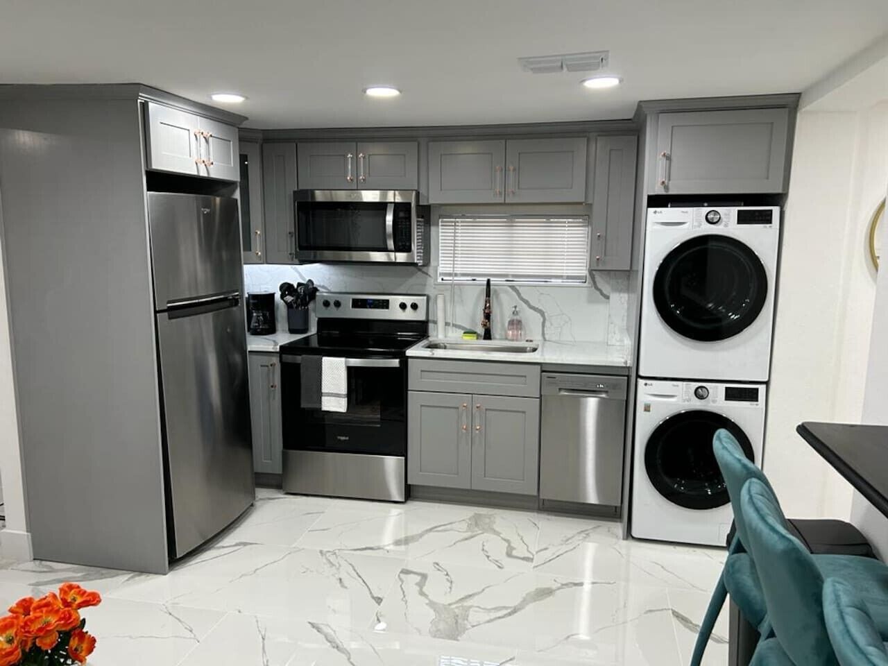 Geladeira, micro-ondas, fogão, cooktop