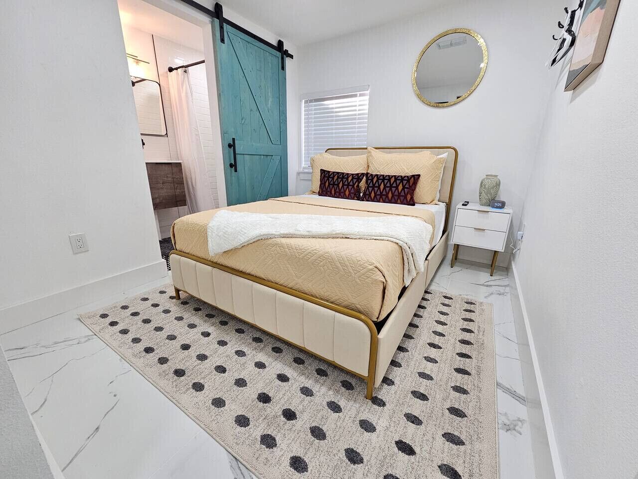 2 quartos, escrivaninha, ferros/tábuas de passar roupa, berço de viagem