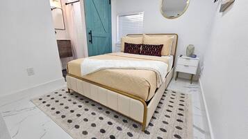 2 quartos, escrivaninha, ferros/tábuas de passar roupa, berço de viagem