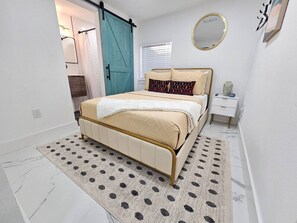 2 chambres, bureau, fer et planche à repasser, lit parapluie